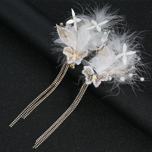 Fermagli per capelli da sposa con piume bianche, farfalle di cristallo e nappe lunghe