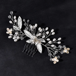 Peigne à cheveux de mariée avec feuilles argentées, perles et cristaux sur fond noir