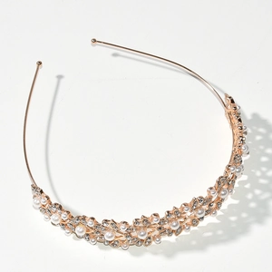 Détails du bandeau de mariée avec motifs de feuilles dorées, perles blanches et strass