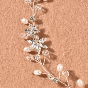 Détails d'une vigne de cheveux de mariée avec perles et fleurs en cristal marquise
