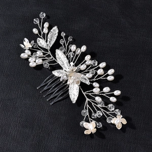 Peigne à cheveux de mariée avec feuilles argentées, cristaux et perles sur cuir noir