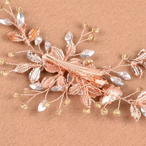 Detail der Braut-Haarspange in Roségold mit Strassblättern und floralen Perlenelementen