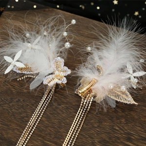 Fermagli sposa fatati con piume bianche, farfalle e nappe lunghe di perle eleganti