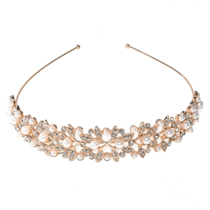 Détail de couronne de mariée avec cadre doré, perles blanches et strass en cristal clair