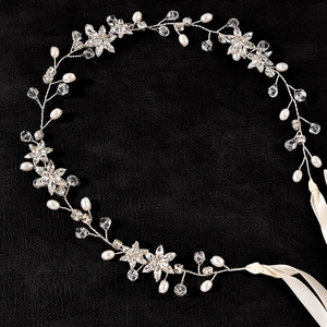 Vigne de cheveux de mariée élégante avec fil d'argent, perles blanches et fleurs en cristal