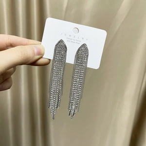 Boucles d'oreilles pendantes à franges argentées avec strass et tige en argent 925
