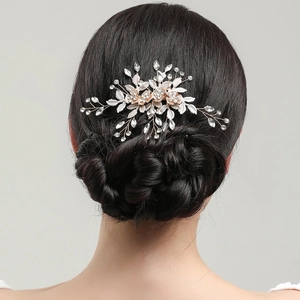 Exquisiter Brauthaarschmuck mit roségoldenen Blumen, Blättern und funkelnden Kristallen