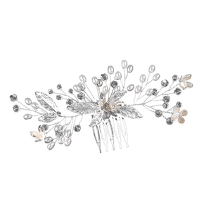 Peigne à cheveux de mariée fait main avec fil d'argent, perles blanches et cristaux clairs