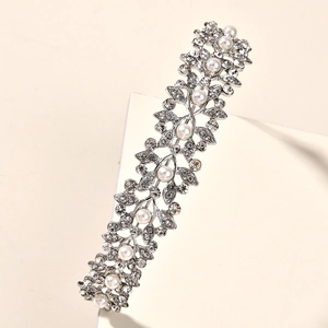 Vue détaillée de la couronne de mariée en argent avec perles blanches et strass brillants