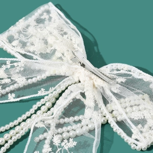 Barrette nœud en dentelle blanche avec pampilles en perles pour coiffures de mariée