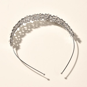 Vue détaillée de la couronne de mariée argentée avec motif vintage évidé et perles