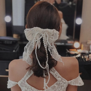 Barrette élégante en dentelle blanche avec pampilles de perles pour coiffure de mariée