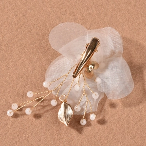 Lot de 3 barrettes fleurs en organza blanc avec perles de cristal et feuilles dorées