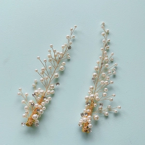 Paire de barrettes de mariage dorées ornées de perles blanches et de strass brillants