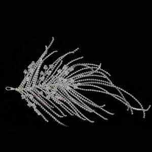 Pince à cheveux de mariée luxueuse en argent avec chaînes de cristaux étincelantes