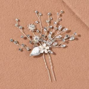 Détail de l'épingle à cheveux de mariée argentée avec strass, cristaux et petites fleurs