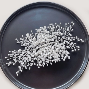 Peigne à cheveux de mariée élégant avec perles blanches et design de branche argentée