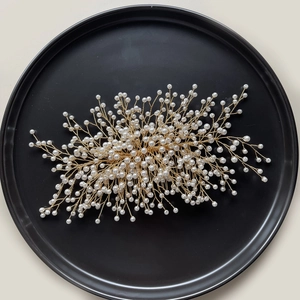 Peigne à cheveux de mariée élégant avec fils dorés et perles blanches de mariage