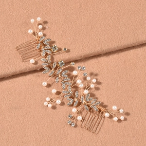 Détails du peigne à cheveux de mariée avec fleurs argentées, perles et strass