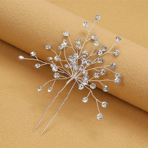 Détail d'épingle à cheveux de mariée argentée avec cristaux et design en forme de U