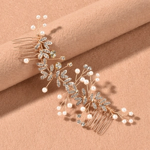 Détail d'un peigne à cheveux pour mariée fait main avec fil doré, perles et cristaux brillants