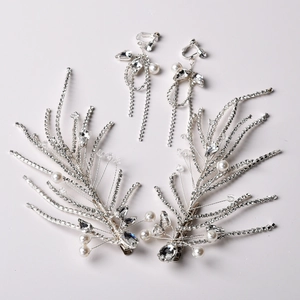 Dettaglio dei fermagli per capelli da sposa in argento e orecchini con nappe, perle e strass
