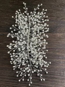 Détail d'un peigne à cheveux pour mariée avec fil d'argent et perles blanches
