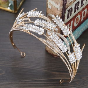 Couronne de mariée luxueuse avec motifs de feuilles de blé dorées et strass blancs brillants