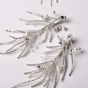 Eleganti fermagli per capelli da sposa in argento con perle, strass e lunghe catenelle