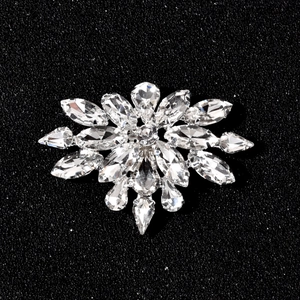 Snowflake-shaped crystal shoe clip with sparkling glass rhinestones for bridal shoes