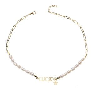 Détail du collier chaîne trombone dorée avec perles d'eau douce et pendentif LUCKY