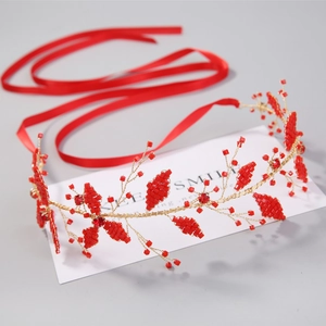Serre-tête artisanal en perles de cristal rouge avec fil doré et rubans en satin