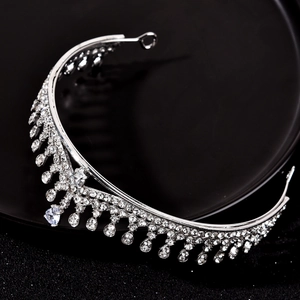Couronne de mariée élégante en argent avec strass brillants et cristal en forme de cœur