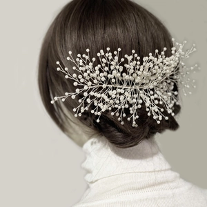 Peigne à cheveux de mariée élégant avec perles blanches et fil d'argent pour mariages
