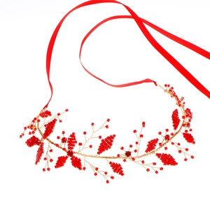 Serre-tête élégant à fleurs de cristal rouge avec fil doré et ruban pour mariées