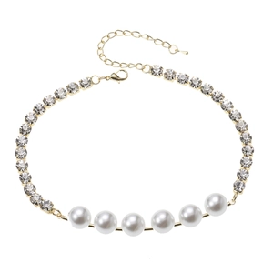 Vue détaillée du collier nœud en perles élégant avec strass et finition dorée