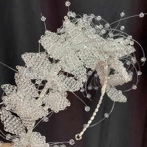 Serre-tête de mariée en cristal avec motif de feuilles en perles blanches fait main