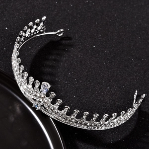 Couronne de mariée élégante en strass argentés avec pierres en forme de poire sur noir