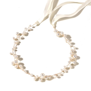 Elegante cerchietto da sposa con perle, intreccio in filo dorato e nastri di seta per nozze