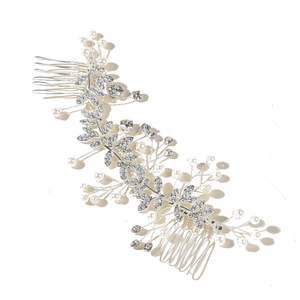 Peigne à cheveux argenté pour mariée avec fleurs en cristal et perles de mariage chic