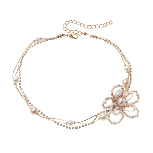 Vue détaillée du collier de perles avec accent floral et chaîne plaquée en or