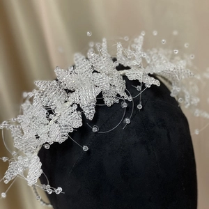 Serre-tête de mariée en cristal exquis avec perles faites à la main et papillons élégants