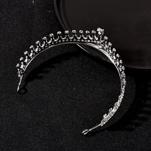 Couronne de mariée argentée élégante avec strass blancs sur fond noir d'affichage minimaliste