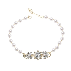 Détail du collier de perles avec pendentif cristal en nœud et fermoir doré ajustable