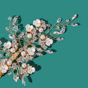 Vigne de cheveux de mariée faite main avec fil doré, fleurs blanches et cristaux