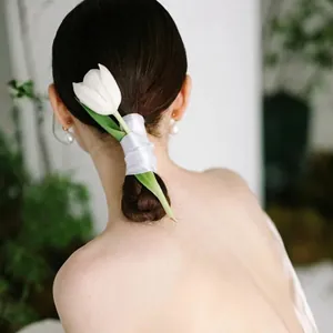 Élégant ruban en satin blanc pour coiffure de mariée enroulé dans une tresse