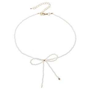 Détail du nœud en perles sur collier court avec fermoir mousqueton doré et ajustable