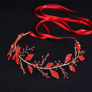Bandeau exquis en perles de cristal rouge avec fil doré et rubans de soie élégants