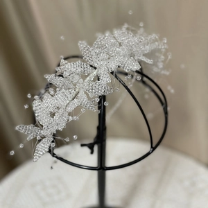 Serre-tête de mariée élégant avec perles de cristal faites à la main sur support
