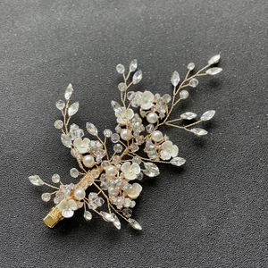 Barrette de mariée élégante en fil doré avec fleurs blanches, perles et strass cristal